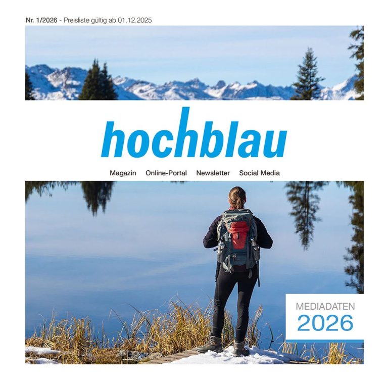 Titelblatt der Mediadaten des hochblau Magazins – eine Frau steht an einem See, im Hintergrund ein Bergmassiv.