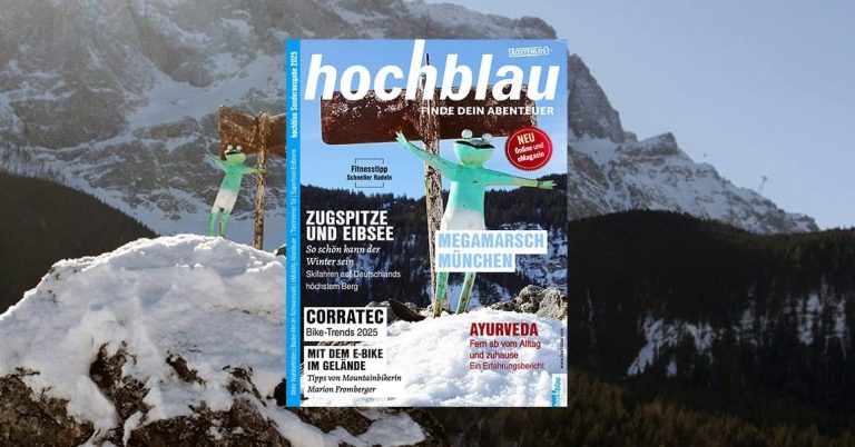 Präsentation des hochblau Magazin Covers vor einer verschneiten Eibsee-Insel Das Cover der hochblau Sonderausgabe 2025 steht vor einer der verschneiten Eibsee-Inseln. Im Hintergrund erhebt sich die Zugspitze.