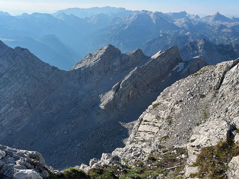 Blick vom Watzmann auf die sogenannten "Watzmann-Kinder" und weiter über die Alpen im Berchdesgadener Land.